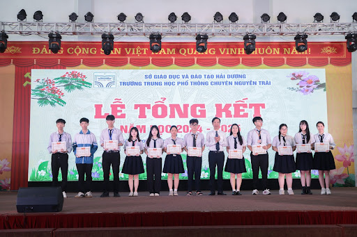 Lễ tổng kết năm học 2024 - 2025 và lễ Trưởng thành cho học sinh khối 12